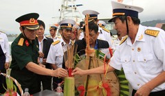 Những cựu quân nhân có đồng đội hi sinh trong trận Gạc Ma thắp hương tưởng nhớ các Anh hùng Liệt sĩ - Ảnh: TRƯỜNG TRUNG