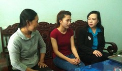 Bộ trưởng Nguyễn Thị Kim Tiến (bìa phải) thăm hỏi đại diện gia đình em Vi - Ảnh: Hà Bình