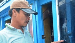 Tàu cá của ông Sinh bị tàu nước ngoài bắn đạn bi làm vỡ kính - Ảnh: Anh Hồng