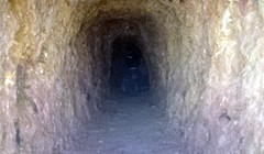 Đường hầm dài gần 100 m, cao khoảng 2 m. Ảnh: Tiến Hùng.