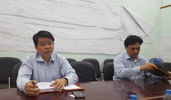 Lãnh đạo Vinasupco là Nguyễn Văn Tốn (trái) và ông Trương Quốc Dương (phải) khẳng định chất lượng ống gang dẻo của Xinxing là tốt - Ảnh: Lê Quân