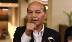 Đại biểu Đỗ Văn Đương (TP HCM) trao đổi với báo chí bên lề Quốc hội (Ảnh: X.H)