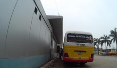 “Tự nhiên” tiểu tiện ngay trước nhà chờ tuyến xe buýt nhanh. Ảnh: THÀNH AN