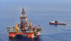 Giàn khoan Hải Dương 981 khi đang hoạt động trái phép, nằm sâu trong vùng đặc quyền kinh tế của Việt Nam năm 2014. Ảnh: Xinhua