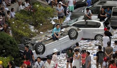 Người dân phá xe và chiếm tòa nhà chính quyền địa phương trong một cuộc biểu tình ở Trung Quốc