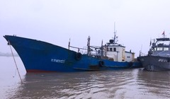 Tàu số hiệu 13056 chở 100.000 lít dầu cùng 3 thuyền viên là người Trung Quốc đang bị biên phòng Hải Phòng tạm giữ phục vụ điều tra. Ảnh: Bộ đội Biên phòng.