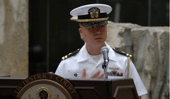 Edward C. Lin phát biểu trước các bạn đồng liêu trong một buổi lễ năm 2008 ở Honolulu - Ảnh: usni.org