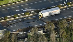 Đường cao tốc Kyushu bị phá hủy do động đất tại thành phố Kunamoto, ngày 15/4