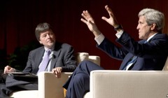 Ngoại trưởng Mỹ John Kerry trao đổi với đạo diễn phim tài liệu Ken Burns (trái) về những trải nghiệm liên quan tới Chiến tranh Việt Nam hôm 27/4.