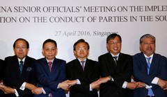 Các nhà lãnh đạo ngoại giao ASEAN và thứ trưởng Ngoại Giao Trung Quốc Lưu Chấn Dân (giữa) tại hội nghị về việc thực thi Tuyên bố ứng xử tại Biển Đông (DOC) tại Singapore, ngày 27/4/2016.