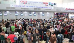 Du khách làm thủ tục tại sân bay Cam Ranh