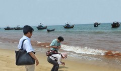 Cơ quan chức năng lấy mẫu nước tại vùng biển có màu đỏ để xét nghiệm - Ảnh: Nguyệt Anh