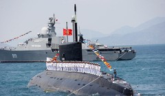 Tàu ngầm Kilo và chiến hạm Gepard của hải quân Việt Nam trên vịnh Cam Ranh