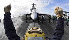 Hoạt động trên boong cụm tác chiến tàu sân bay Mỹ