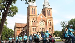 Hàng trăm tình nguyện viên dự án Chuyển động xanh đã chọn cách đạp xe vòng quanh trung tâm thành phố để ủng hộ và tuyên truyền cho chiến dịch Giờ Trái Đất năm 2015, bảo vệ môi trường 