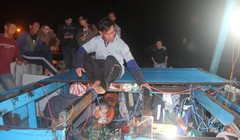 Tàu cá của ngư dân Việt Nam bị tàu Trung Quốc đâm hư hại nặng trên biển Hoàng Sa