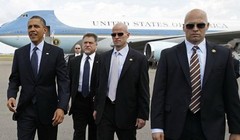 Tổng thống Obama (bìa trái) được các mật vụ bảo vệ trong một lần đáp xuống sân bay Tampa (Mỹ) - Ảnh: AFP