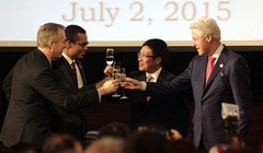 Cựu tổng thống Mỹ Bill Clinton trở lại Việt Nam nhân dịp kỷ niệm 20 năm hai nước bình thường hóa quan hệ ngoại giao. Ảnh: Columbian