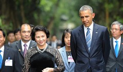 Chủ tịch Quốc hội Nguyễn Thị Kim Ngân và Tổng thống Obama đi thăm Nhà sàn Bác Hồ