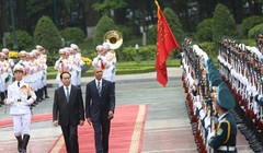 Chủ tịch nước Trần Đại Quang và Tổng thống Obama duyệt đội danh dự trong lễ đón chính thức sáng nay