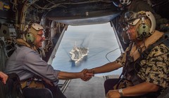 Bộ trưởng quốc phòng Mỹ Carter cùng đồng cấp Philippines ra thăm tàu sân bay Mỹ Stennis hải hành qua Biển Đông gần đây