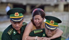 Vợ của nạn nhân Phạm Tấn Cường khóc ngất trong khi được lực lượng biên phòng Đà Nẵng dìu đi - Ảnh: LÊ HẢI SƠN