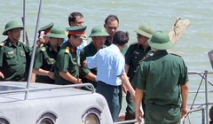 Các đồng đội đón phi công Nguyễn Hữu Cường trở về