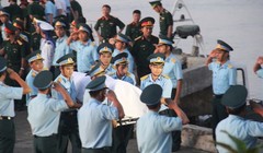 5h sáng 18/6, thi thể phi công Trần Quang Khải được đưa vào bờ 