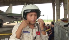 Phi công Trần Quang Khải chuẩn bị xuất kích cùng Su-30 vào tháng 3/2013. Ảnh: Thanh Tùng.