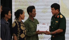 Thượng tướng Võ Văn Tuấn, Phó tổng tham mưu trưởng quân đội nhân dân VN tặng quà, biểu dương ngư dân Phạm Xuân Lệ.