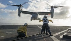 Trực thăng cánh xoay V-22 Ưng biển cất cánh từ tàu sân bay Mỹ