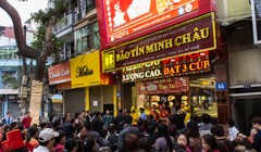 Người dân Hà Nội chen nhau mua vàng ngày thần tài