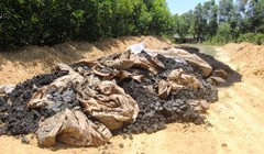 Cơ quan chức năng phát hiện khoảng 100 tấn chất thải của Formosa chôn lấp trái phép - Ảnh: CTV