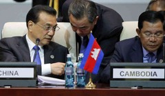 Thủ tướng Trung Quốc Lý Khắc Cường đang trao đổi với Ngoại trưởng Vương Nghị  tại Mông Cổ