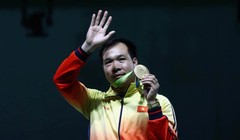 Hoàng Xuân Vinh xúc động khi quốc ca Việt Nam lần đầu tiên giúp Việt Nam giành huy chương vàng tại Olympic.