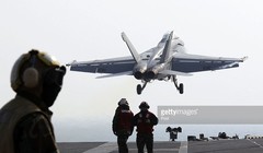 Chiến đấu cơ xuất kích từ tàu sân bay Mỹ