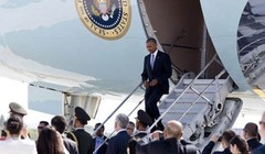 Tổng thống Mỹ Barack Obama bước xuống từ chuyên cơ Air Force One tại sân bay thành phố Hàng Châu, Trung Quốc, nơi tổ chức thượng đỉnh G20, ngày 3.9