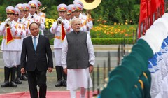 Thủ tướng Nguyễn Xuân Phúc và Thủ tướng Ấn Độ Narendra Modi duyệt đội danh dự trong chuyến thăm Việt Nam