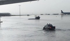 Khu vực sân đậu máy Sân bay Tân Sơn Nhất tiếp tục ngập nặng trong trận mưa chiều 11.9.