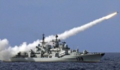Khu trục hạm Hàng Châu của hải quân Trung Quốc phóng tên lửa trong một cuộc tập trận ở Biển Đông