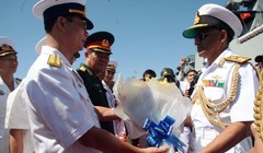 Đại diện hải quân Việt Nam tặng hoa đoàn hải quân Ấn Độ ghé thăm cảng Cam Ranh của Việt Nam