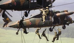 Binh sĩ Nhật Bản tập trận đổ bộ đường không