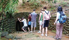 Khách du lịch tham quan Địa đạo Vĩnh Mốc