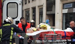 Cảnh sát Pháp chuyển nạn nhân bị thương trong vụ tấn công. (Nguồn: TTXVN).