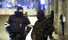 Cảnh sát phong tỏa khu vực khủng bố.