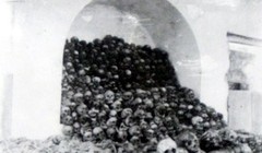 Những người chết đói ở trại Giáp Bát được cải táng về nghĩa trang Hợp Thiện (Hà Nội) - Ảnh: Võ An Ninh