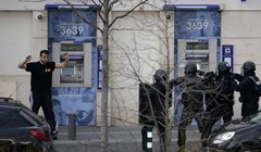 Cảnh sát Pháp bắt giữ kẻ bắt cóc. Ảnh AFP 