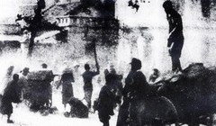 Những người đói cướp lại thóc gạo do Nhật chiếm, bị quân đội Nhật hành hung (1945) - Ảnh: Võ An Ninh