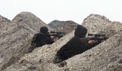 Các tay súng nổi dậy đằng sau phòng tuyến ở al-Breij, Syria.