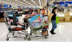 Wal-Mart có hơn 10.400 siêu thị ở 27 quốc gia (năm 2011) với hơn 2,2 triệu nhân viên, phục vụ hơn 200 triệu lượt khách mỗi tuần - Ảnh: Getty Images